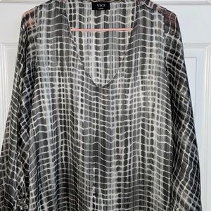 Lightweight blouse with balloon sleeves. 🎈